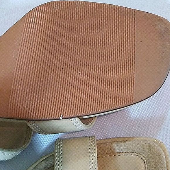 Vintage Fioni size 6 good condition camel open-toed gold buckle on side. - Picture 5 of 6